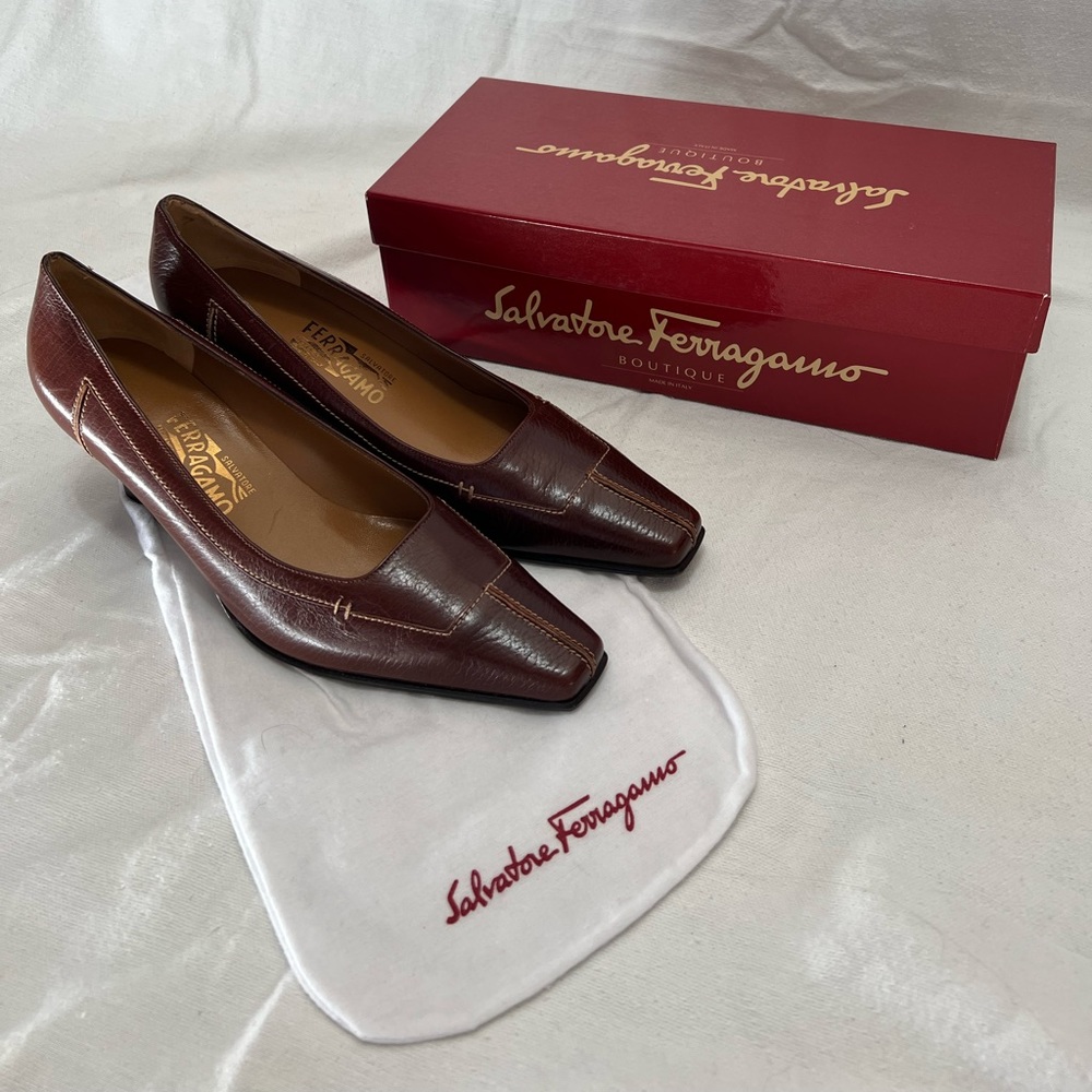 Vintage Salvatore Farragamo Heels. Womens size 9.